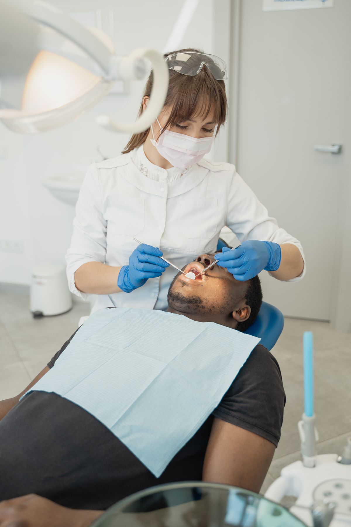Profesional dental atendiendo a un paciente