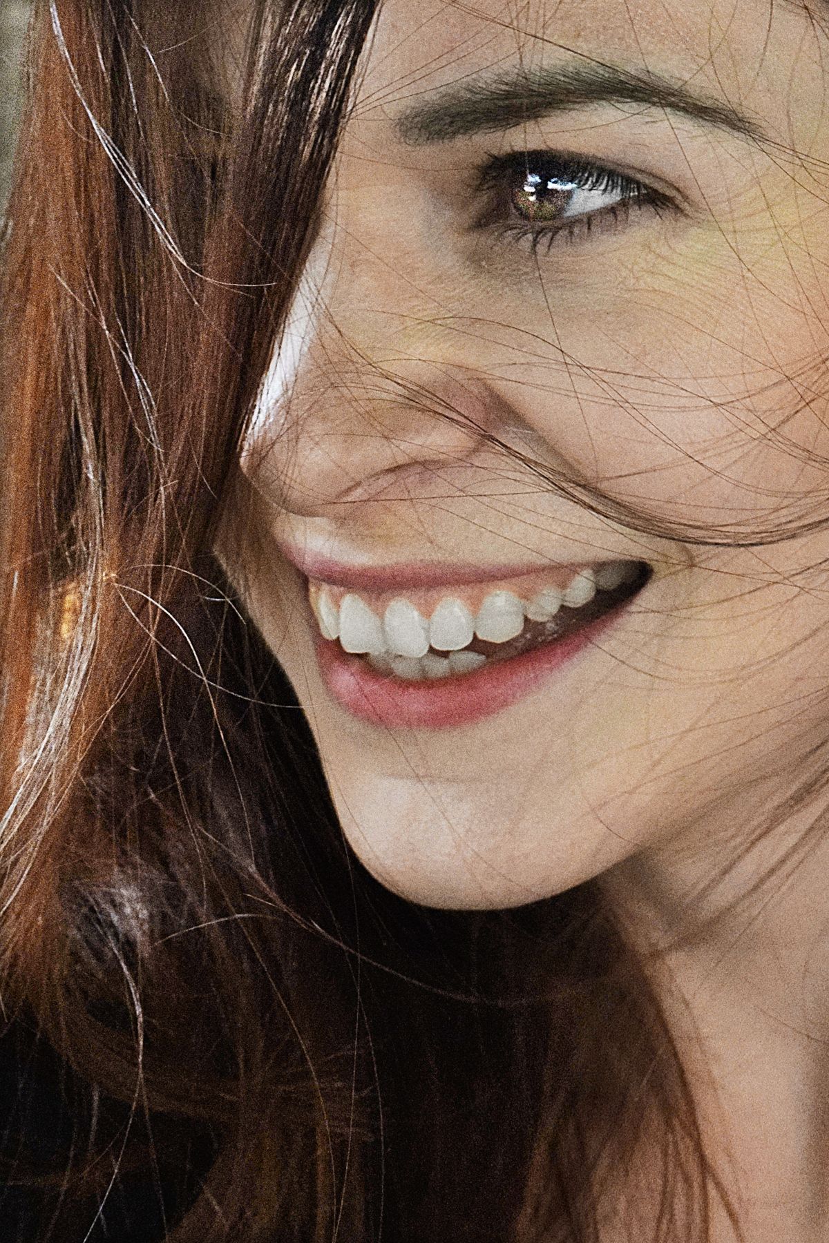 Paciente sonriendo después de su tratamiento dental